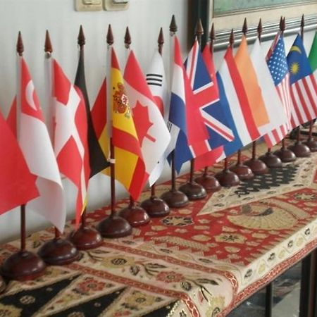 Bangka Bed And Breakfast Джакарта Экстерьер фото